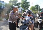 Momen-Valentine,-Polres-Trenggalek-Sosialisasi-Tertib-Lalin-dengan-Bag-bagi-Coklat-dan-Boneka